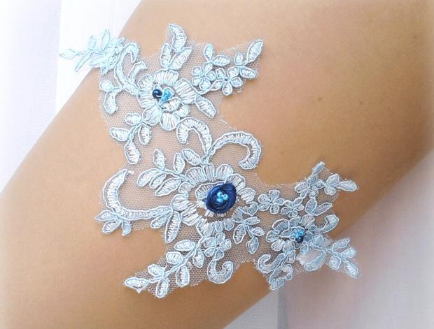 MODRÁ KRAJKA šperk modrý dárek květina modrá elegantní bílá dáreček láska květ svatba ozdoba kytička krajka nohy bižuterie sexy bílý svatební romantický štras dárkový nevěsta ženich noha tmavě modrá závoj wedding podvazek zvyky hochzeit svatební šaty podvazkový pás zvyk 