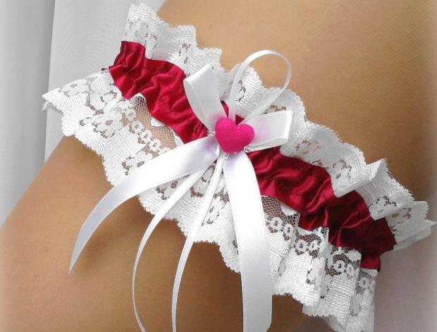 MALINOVÝ - RŮŽOVÝ šperk modrý dárek modrá růžová elegantní bílá dáreček láska svatba krajka růžový bižuterie sexy bílý svatební fuchsiová vínová romantický vínový štras dárkový nevěsta ženich závoj wedding podvazek fuchsiový hochzeit svatební šaty štrasový podvazkový pás 