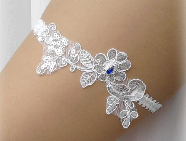 BÍLO - MODRÝ šperk modrý dárek modrá elegantní bílá dáreček láska svatba ozdoba tyrkysová krajka nohy bižuterie sexy bílý svatební romantický tyrkysový štras dárkový nevěsta ženich závoj wedding podvazek hochzeit svatební šaty štrasový podvazkový pás 
