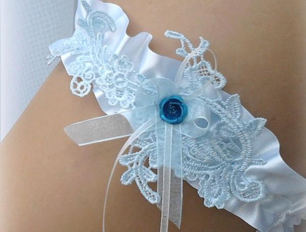 MODRÁ KRAJKA BÍLÝ SATÉN šperk modrý dárek květina modrá elegantní bílá dáreček láska květ svatba ozdoba kytička krajka nohy bižuterie sexy bílý svatební romantický štras dárkový nevěsta ženich noha tmavě modrá závoj wedding podvazek zvyky hochzeit svatební šaty podvazkový pás zvyk 