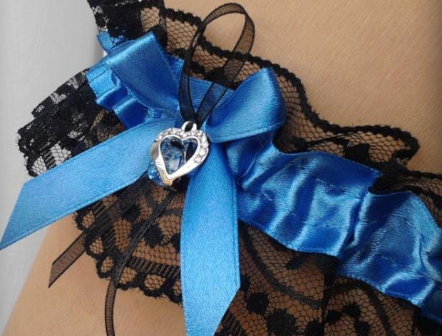 MODRÉ SRDÍČKO červená šperk modrý dárek květina modrá elegantní bílá dáreček láska černá růže květ svatba ozdoba kytička krajka nohy červený bižuterie sexy bílý svatební romantický štras dárkový nevěsta ženich noha folklór folklórní tmavě modrá závoj wedding podvazek hody zvyky hochzeit svatební šaty kroj podvazkový pás zvyk 