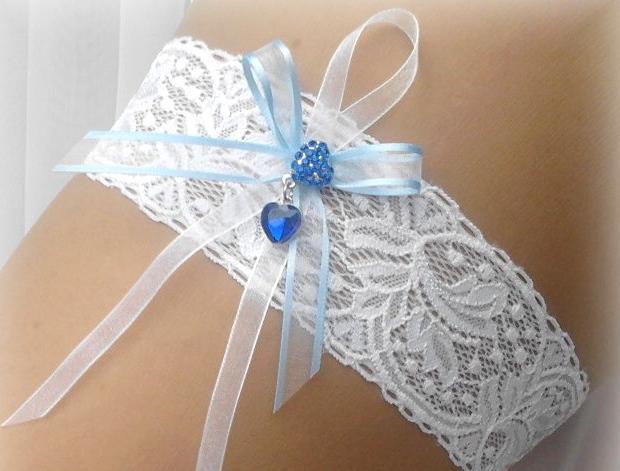 MODRÉ SRDÍČKO - ŠTRAS srdce modrý dárek květina modrá srdíčko elegantní bílá láska svatba kytička puntíky krajka nohy sexy bílý svatební štěstí romantický štras dárkový nevěsta ženich puntíkovaný závoj wedding podvazek zvyky hochzeit svatební šaty štrasový podvazkový pás 