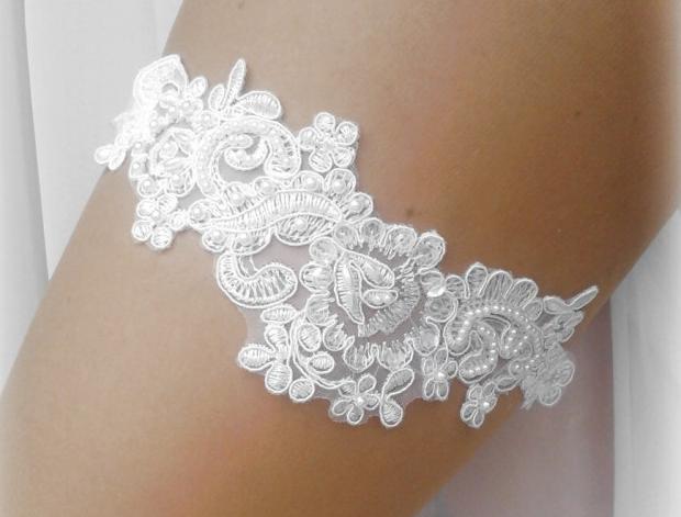 KRAJKOVÝ SVATEBNÍ PODVAZEK perličky šperk srdce modrý dárek korálky modrá srdíčko elegantní bílá láska svatba krajka nohy swarovski bižuterie perličky sexy bílý svatební romantický štras dárkový perličkový nevěsta tradice závoj wedding podvazek zvyky hochzeit svatební šaty rozlučka štrasový podvazkový pás podvazkový 