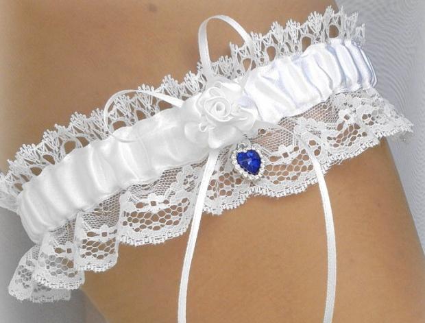 Podvazek modré srdíčko srdce modrý dárek květina modrá srdíčko elegantní bílá láska růže svatba kytička krajka nohy sexy bílý svatební štěstí růžička romantický štras dárkový nevěsta ženich závoj wedding pás podvazek zvyky hochzeit svatební šaty štrasový podvazkový 
