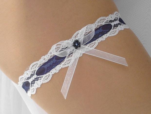 PODVAZEK svatebí kvítečko modrý dárek korálky květina modrá elegantní bílá láska svatba kytička krajka nohy sexy bílý svatební štěstí romantický dárkový nevěsta ženich tmavě modrá wedding podvazek námořnická modř zvyky hochzeit svatební šaty podvazkový pás 