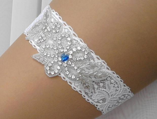 Podvazek Swarovski srdíčko srdce modrý dárek květina modrá srdíčko elegantní bílá láska růže svatba kytička krajka nohy sexy mašlička bílý svatební štěstí růžička romantický štras dárkový nevěsta ženich závoj wedding pás podvazek zvyky hochzeit svatební šaty štrasový podvazkový 