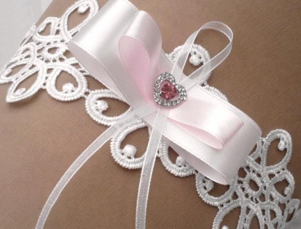 Podvazek krajkový růžové srdíčko modrý dárek květina modrá elegantní bílá láska růže svatba kytička krajka nohy sexy mašlička bílý svatební čtyřlístek štěstí růžička romantický štras dárkový nevěsta ženich závoj wedding pás podvazek zvyky hochzeit svatební šaty štrasový podvazkový 