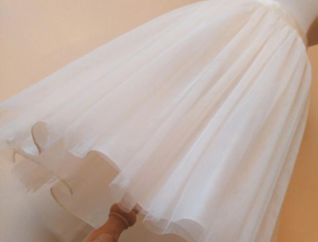 SUKNĚ tylová ivory dárek sukýnka elegantní bílá dáreček láska sukně svatba ozdoba béžová nohy sexy smetanová romantický dárkový tutu nevěsta ženich tradice noha ivory závoj písková champagne wedding podvazek zvyky hochzeit svatební šaty zvyk tylová svatební 