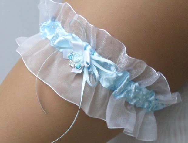 Podvazek bledě modrý srdce modrý dárek květina modrá srdíčko elegantní bílá láska růže svatba kytička krajka nohy sexy bílý svatební štěstí růžička romantický štras dárkový nevěsta ženich závoj wedding pás podvazek zvyky hochzeit svatební šaty štrasový podvazkový 