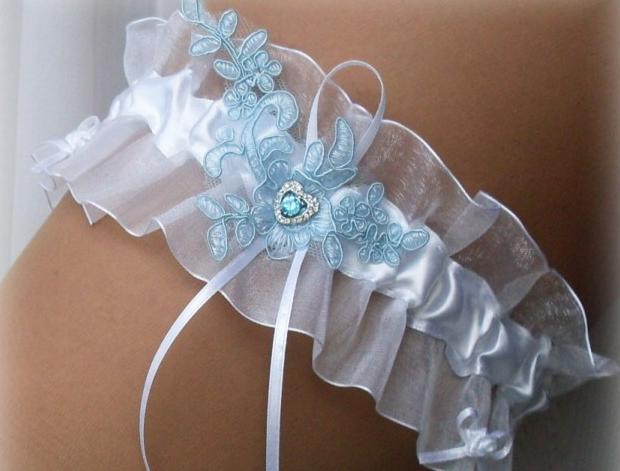 Krajka modrá srdce modrý dárek květina modrá srdíčko elegantní bílá láska růže svatba kytička krajka nohy sexy bílý svatební štěstí růžička romantický štras dárkový nevěsta ženich závoj wedding pás podvazek zvyky hochzeit svatební šaty štrasový podvazkový 