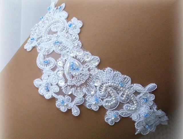 Bílý podvazek - modré korálky srdce modrý dárek květina modrá srdíčko elegantní bílá láska růže svatba kytička krajka nohy sexy bílý svatební štěstí růžička romantický štras dárkový nevěsta ženich závoj wedding pás podvazek zvyky hochzeit svatební šaty štrasový podvazkový 