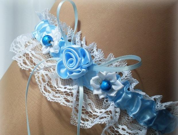 Podvazek modro bílý srdce modrý dárek květina modrá elegantní bílá láska růže svatba kytička krajka nohy sexy bílý svatební štěstí růžička romantický štras dárkový nevěsta ženich závoj wedding pás podvazek zvyky hochzeit svatební šaty štrasový podvazkový 