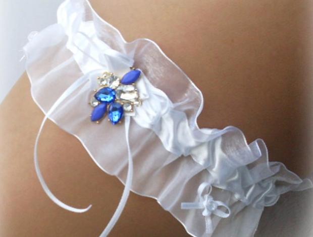 Podvazek bílý modré krystaly srdce modrý dárek květina modrá srdíčko elegantní bílá láska růže svatba kytička krajka nohy sexy bílý svatební štěstí růžička romantický štras dárkový nevěsta ženich závoj wedding pás podvazek zvyky hochzeit svatební šaty štrasový podvazkový 