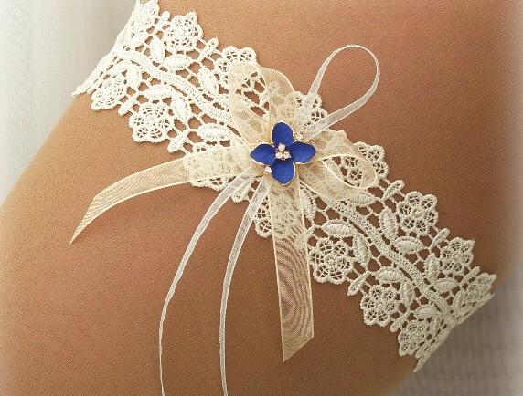 SVATEBNÍ PODVAZEK ivory čtyřlístek srdce modrý dárek květina modrá srdíčko elegantní bílá láska růže svatba kytička krajka nohy sexy bílý svatební štěstí růžička romantický štras dárkový nevěsta ženich závoj wedding pás podvazek zvyky hochzeit svatební šaty štrasový podvazkový 