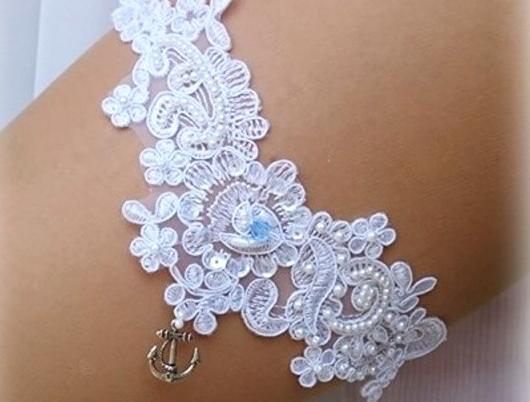 Podvazek krajkový  perličkový kotva šperk srdce modrý dárek korálky modrá srdíčko elegantní bílá láska svatba krajka nohy swarovski bižuterie perličky sexy bílý svatební romantický štras dárkový perličkový nevěsta tradice závoj wedding podvazek zvyky hochzeit svatební šaty rozlučka štrasový podvazkový pás podvazkový 