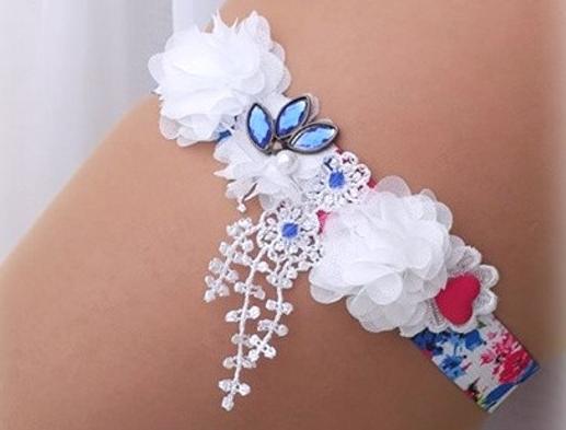 KVĚTINOVÝ  PODVAZEK ČELENKA srdce modrý dárek květina modrá srdíčko elegantní bílá láska svatba čelenka kytička krajka nohy sexy bílý svatební štěstí romantický tyrkysový štras dárkový nevěsta ženich závoj wedding podvazek zvyky hochzeit svatební šaty štrasový podvazkový 