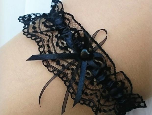 PODVAZEK černý šperk šperky srdce dárek srdíčko elegantní bílá černá svatba krajka luxusní bižuterie sexy luxus mašlička satén elastický svatební krajkový stužka dárkový nevěsta wedding podvazek erotika hochzeit svatební šaty podvazkový pás erotický podvazkový 