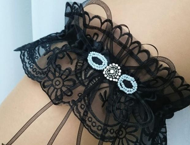 PODVAZEK černý gothic šperk šperky srdce dárek srdíčko elegantní bílá černá svatba krajka luxusní bižuterie sexy luxus mašlička satén elastický svatební krajkový stužka gothic dárkový nevěsta wedding podvazek erotika hochzeit svatební šaty burlesque podvazkový pás erotický podvazkový 