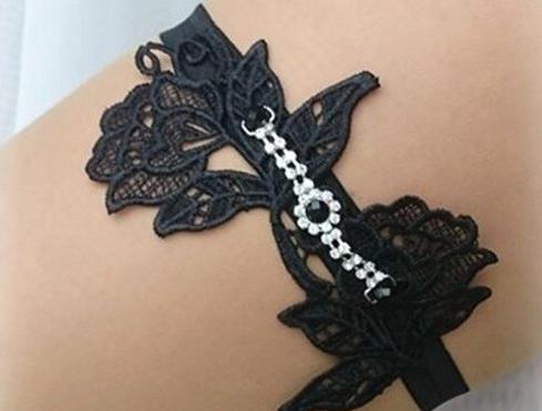 Podvazek černý - stříbrný šperk šperky srdce dárek srdíčko elegantní bílá černá svatba krajka luxusní bižuterie sexy luxus mašlička satén elastický svatební krajkový stužka gothic dárkový nevěsta wedding podvazek erotika hochzeit svatební šaty burlesque podvazkový pás erotický podvazkový 