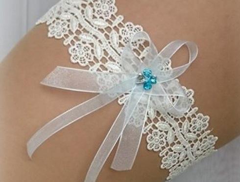 Podvazek ivory čtyřlístek modrý dárek květina modrá elegantní bílá láska růže svatba kytička krajka nohy sexy bílý svatební čtyřlístek štěstí růžička romantický štras dárkový nevěsta ženich závoj wedding pás podvazek zvyky hochzeit svatební šaty štrasový podvazkový 