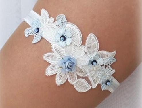 Podvazek krajkový modrý dárek květina modrá elegantní bílá láska růže svatba kytička krajka nohy sexy bílý svatební štěstí růžička romantický dárkový nevěsta ženich závoj wedding pás podvazek zvyky hochzeit svatební šaty podvazkový 