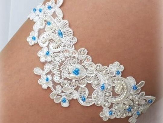 PODVAZEK svatební krajkový srdce modrý dárek květina modrá srdíčko elegantní láska růže svatba kytička krajka nohy sexy svatební štěstí růžička romantický smetanový štras dárkový nevěsta ženich béžový ivory závoj wedding pás podvazek zvyky hochzeit svatební šaty podvazkový 