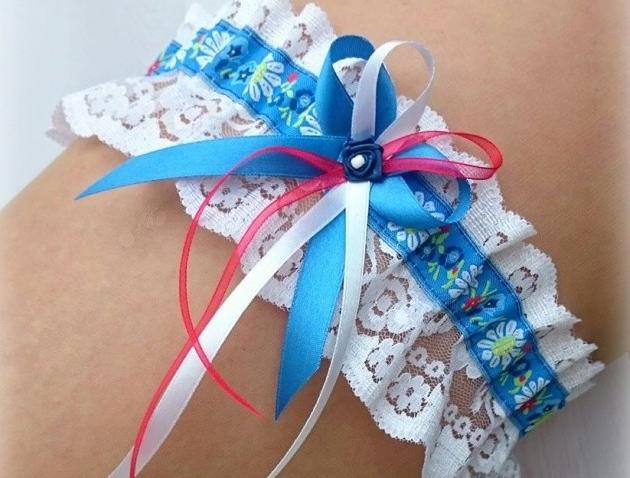 Podvazek folklórní srdce modrý dárek květina modrá srdíčko elegantní bílá láska růže svatba kytička krajka nohy sexy bílý svatební čtyřlístek štěstí růžička romantický štras dárkový nevěsta ženich tradiční folklórní závoj wedding pás podvazek zvyky hochzeit svatební šaty kroj podvazkový zvyk 