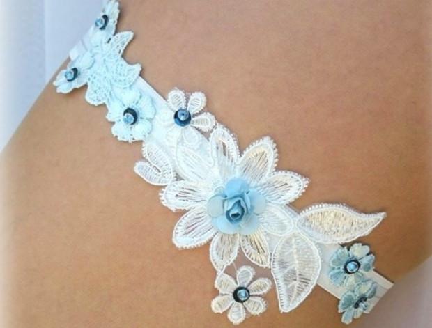 PODVAZEK  krajkový modrý dárek květina modrá elegantní bílá láska růže svatba kytička krajka nohy sexy bílý svatební štěstí růžička romantický dárkový nevěsta ženich závoj wedding pás podvazek zvyky hochzeit svatební šaty podvazkový 