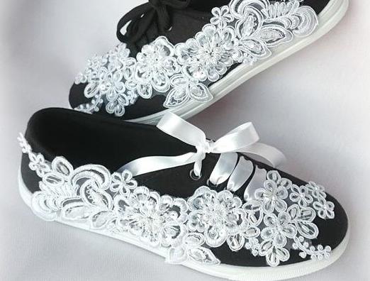 Tenisky černé bílá svatba bílý svatební dárkový nevěsta wedding podvazky hochzeit svatební šaty boty obuv lodičky dárek 