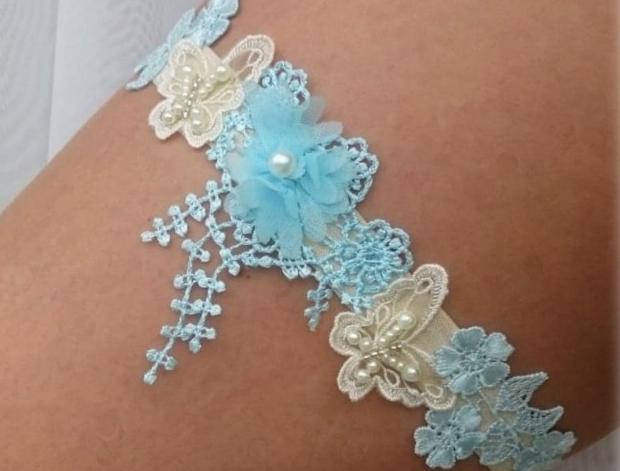 PODVAZEK krajkový motýlci srdce modrý dárek květina modrá srdíčko elegantní bílá láska růže svatba kytička krajka nohy sexy bílý svatební štěstí růžička romantický štras dárkový nevěsta ženich závoj wedding pás podvazek zvyky hochzeit svatební šaty štrasový podvazkový 