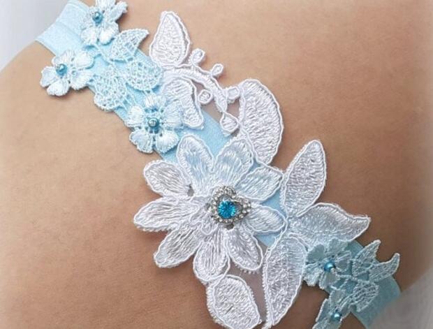Podvazek svatební srdíčko srdce modrý dárek květina modrá srdíčko elegantní bílá láska růže svatba kytička krajka nohy sexy bílý svatební štěstí růžička romantický štras dárkový nevěsta ženich závoj wedding pás podvazek zvyky hochzeit svatební šaty štrasový podvazkový 