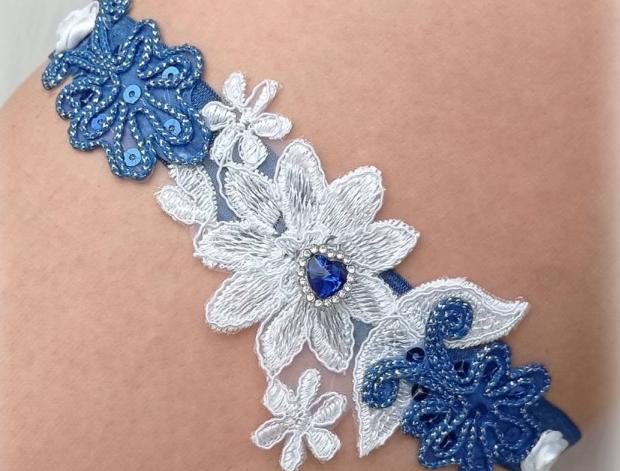 Podvazek modré srdíčko srdce modrý dárek květina modrá srdíčko elegantní bílá láska růže svatba kytička krajka nohy sexy bílý svatební štěstí růžička romantický štras dárkový nevěsta ženich závoj wedding pás podvazek zvyky hochzeit svatební šaty štrasový podvazkový 