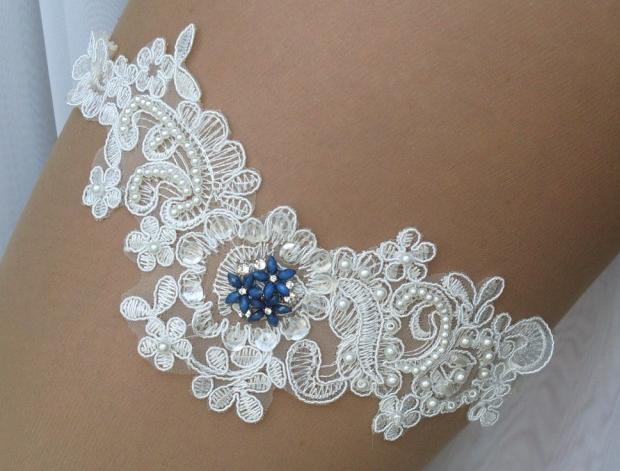 Podvazek ivory květ srdce modrý dárek květina modrá srdíčko elegantní bílá láska růže svatba kytička krajka nohy sexy bílý svatební štěstí růžička romantický štras dárkový nevěsta ženich závoj wedding pás podvazek zvyky hochzeit svatební šaty štrasový podvazkový 