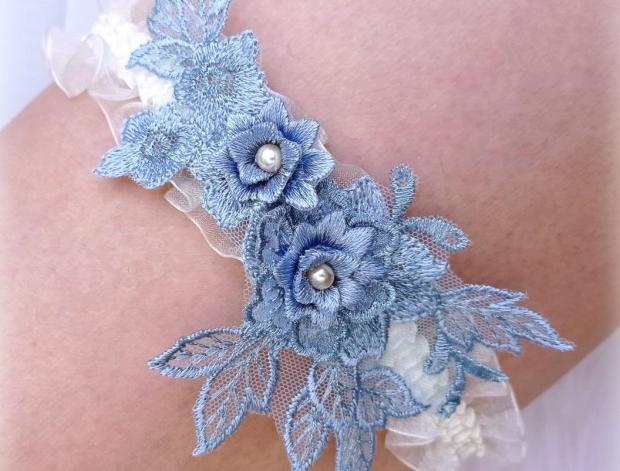 Podvazek modrá - ivory modrý dárek květina modrá elegantní láska svatba kytička béžová krajka nohy swarovski sexy svatební smetanová štěstí romantický dárkový nevěsta ženich ivory závoj wedding pás podvazek zvyky hochzeit svatební šaty podvazkový 