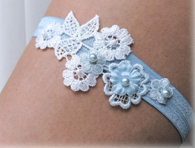 Podvazek jemný srdce modrý dárek květina modrá srdíčko elegantní bílá láska růže svatba kytička krajka nohy sexy bílý svatební štěstí růžička romantický štras dárkový nevěsta ženich závoj wedding pás podvazek zvyky hochzeit svatební šaty štrasový podvazkový 
