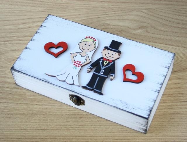 Svatební krabička na peníze dřevěná srdíčko krabička krabice srdíčka svatba jemná valentýn malovaná svatební ozdobná nevěsta ženich dar love na peníze z lásky novomanželé valentýnská k valentýnu se srdíčky na blahopřání na kole cyklisti 