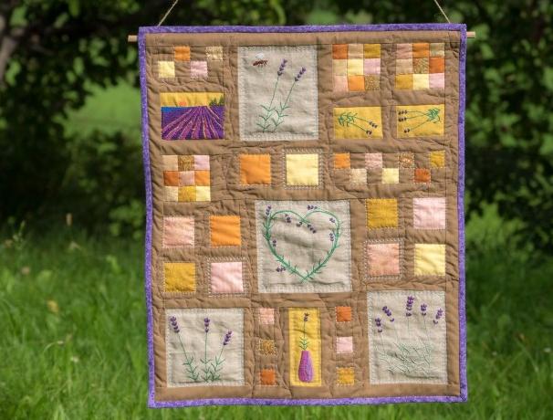 Věnováno levanduli levandule levandulová levandulový textilní obraz nástěnný quilt 