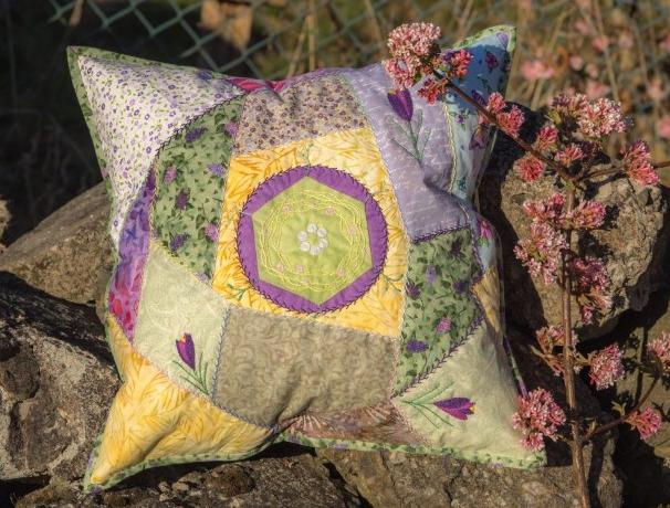 Tři krokusy zelená fialová jarní patchwork polštář polštářek žlutá jaro výšivka crazy povlak krokus krokusy crazy patchwork 