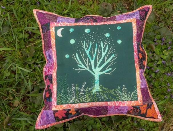 Po soumraku strom noční fialová patchwork polštář polštářek vyšívání výšivka temný povlak noc měsíc tmavý ruční výšivka 