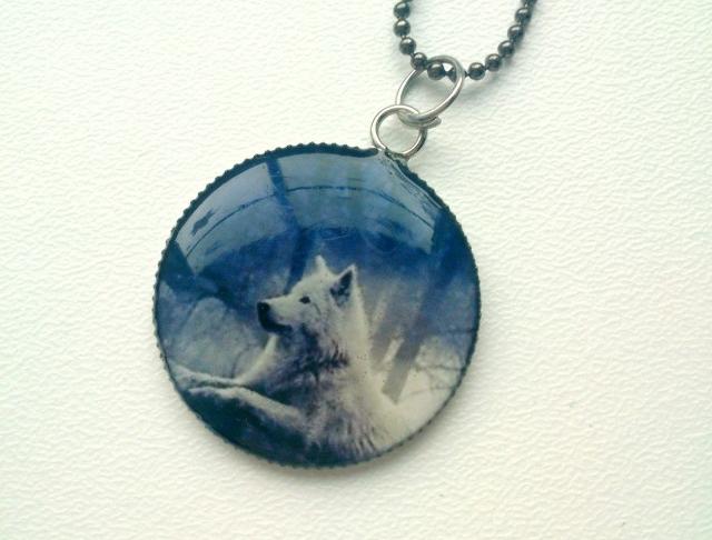 Bílý vlk - náhrdelník z pryskyřice