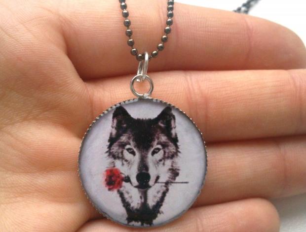 Vlk s růží-náhrdelník z pryskyřice