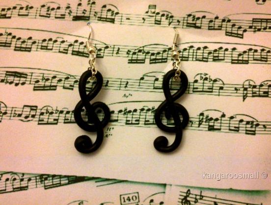 Houslový klíč - náušnice z fima šperk kov náušnice černá extravagantní cernit afroháček krásný společenský ketlování ketlované slavnostní jednoduchý móda handmade trendy stylové notičky polymerová hmota miniatura bižuterní kov do města vtipný módní doplněk šperky-náušnice každodenní polymerová-hmota k outfitu ozvláštní vtipné náušnice vtipný šperk polymerove-hmoty pečení polymerových hmot přetírání hudební nadšenci perfektní noty na uši notičky na uši houslové klíče náušnice náušnice hudba náušnice ketlované ketlování špe 