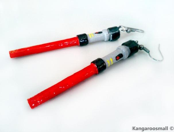 Světelné meče (červené) - náušnice kov náušnice bílá extravagantní šedé star krásný barevný společenský černý něžný slavnostní tmavá jednoduchý móda lepení tajemný bižuterní kov do města módní doplněk zábavné starwars yoda autorský motiv dobrý společník filmové náušnice dart vader hvězdné války šperk světelný meč náušnice stylovky netradiční náušnice filmové plátno 