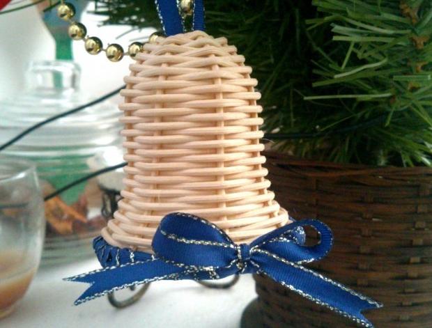 Zvoneček z pedigu - větší modrý pedig zvoneček barevný zvonečky do bytu pedigový zvoneček z pedigu vánoč na vánoce ozdoba vánočního stromečku 