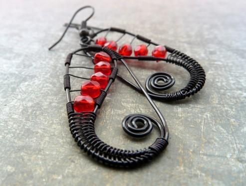 Náušnice na přání pro Ladušku červená originální korálky drát černé broušené drátovaný wire-wrapping skleněné drátkování oplétaný 