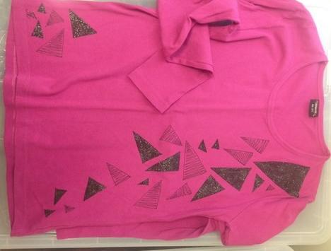 Triko tmavě růžové s trojúhelníky