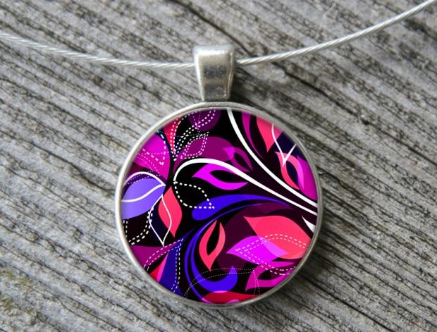 Fialové kvítky přívěsek originální květ zahrada léto valentýn pryskyřice kvítek duhovka duhové nevšední náhrdelník letní 