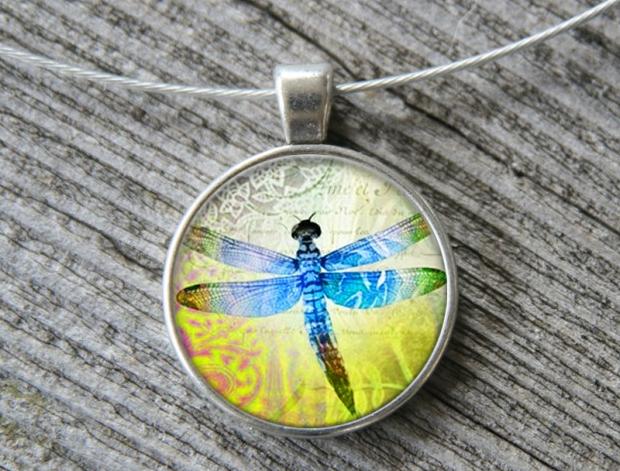 Vážka II. přívěsek originální květ zahrada léto valentýn pryskyřice kvítek duhovka duhové nevšední náhrdelník letní 