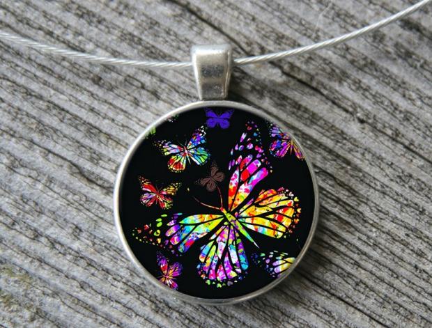 Duhový motýl- přívěsek přívěsek originální květ zahrada léto valentýn pryskyřice kvítek duhovka duhové nevšední náhrdelník letní 