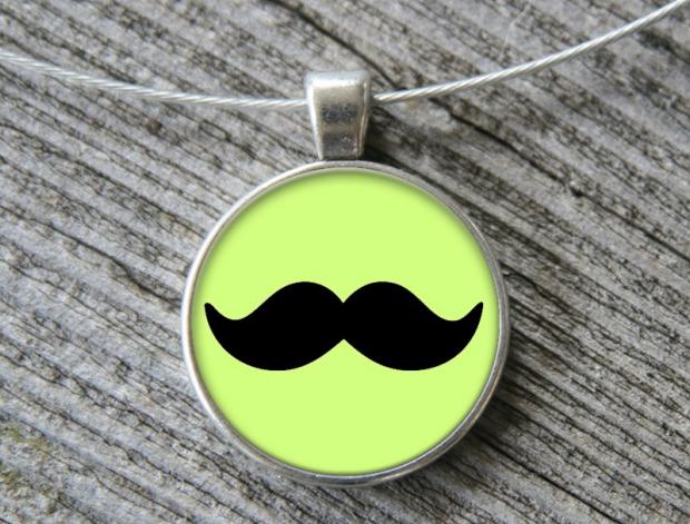 Knírek přívěsek originální květ zahrada léto valentýn pryskyřice kvítek duhovka duhové nevšední náhrdelník letní 